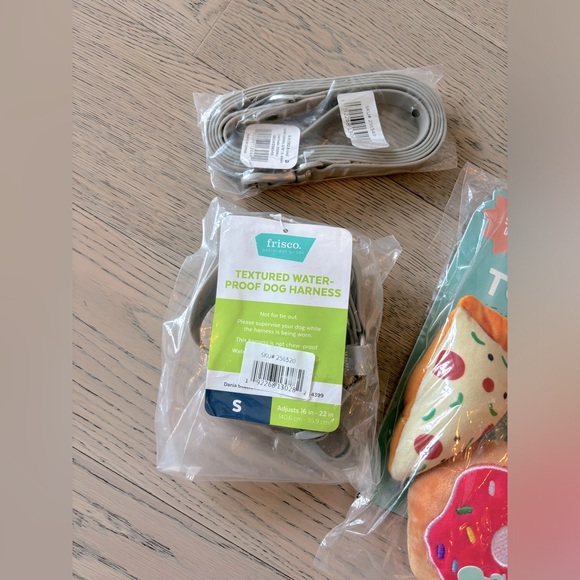 Frisco Waterproof Harness + Leash - Picture 4 of 9